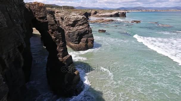 Doğal taş duvarda katedraller beach, İspanya. — Stok video