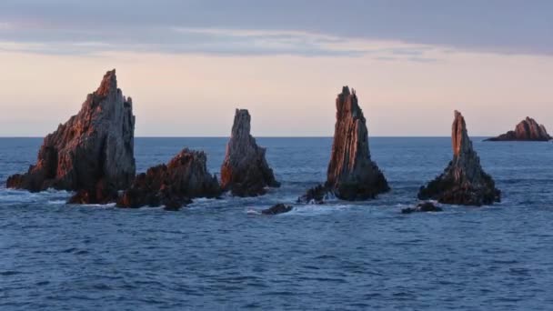 Гострі острівців на вечір (Астурія, Іспанія). — стокове відео