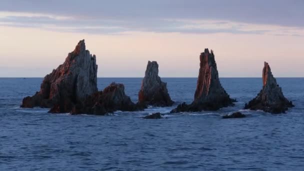 Skarpa holmar vid solnedgången (Asturien, Spanien). — Stockvideo