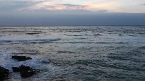 Kıyıdan akşam deniz manzarası. — Stok video