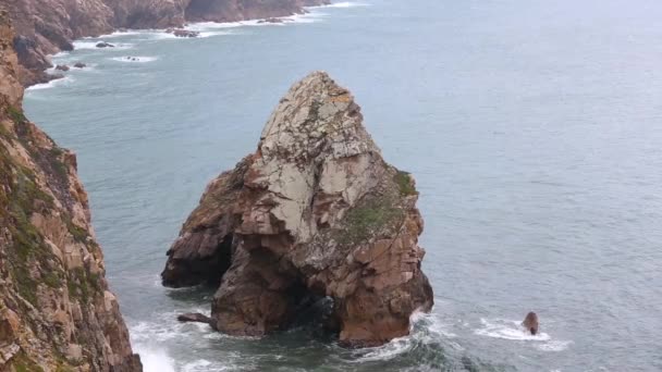 Roca cerca de la orilla, Portugal . — Vídeo de stock