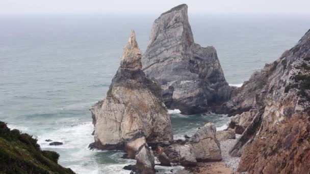 Graniet boulder en zee kliffen, Portugal. — Stockvideo