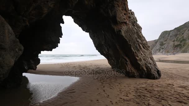 サンディ ビーチ、岩のアーチ、ポルトガル. — ストック動画