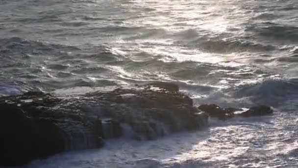 Атлантичний океан хвилі і відображення сонця. — стокове відео