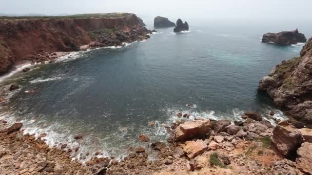 Atlantische rotsachtige kust, Algarve, Portugal. — Stockvideo