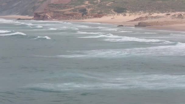 Atlantic surf vågor, Algarve, Portugal. — Stockvideo