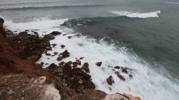 Atlantische rotsachtige kust, Algarve, Portugal. — Stockvideo