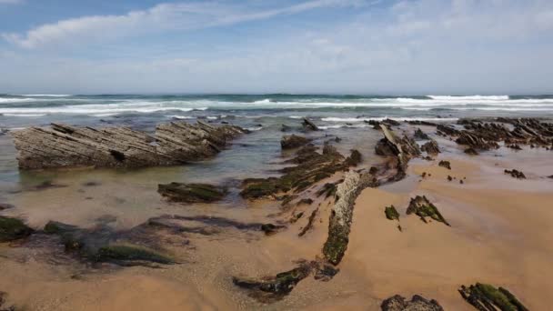 Piccole formazioni rocciose sulla spiaggia sabbiosa . — Video Stock
