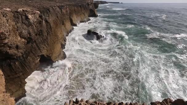 Хвилі, що ламаються на скелястому узбережжі . — стокове відео