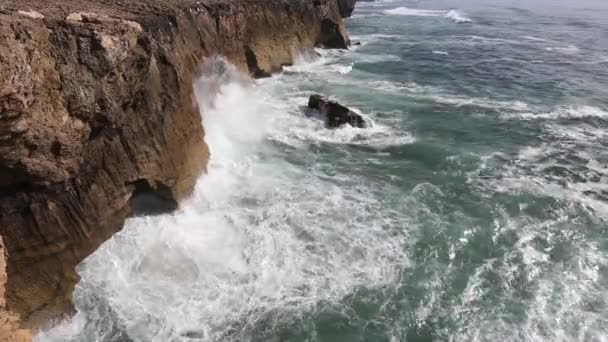 Хвилі, що ламаються на скелястому узбережжі . — стокове відео