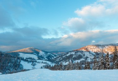 Kış akşam manzara Ukrayna Karpat Dağları.