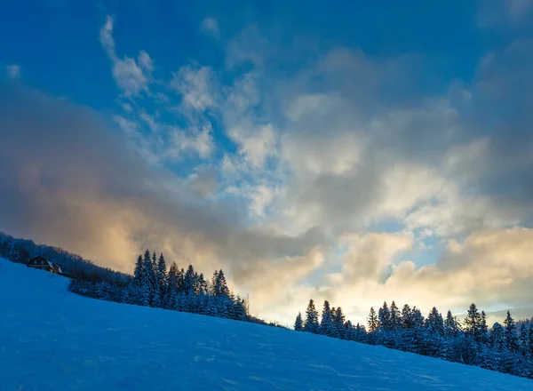 Vinter ukrainska Karpaterna landskap. — Stockfoto