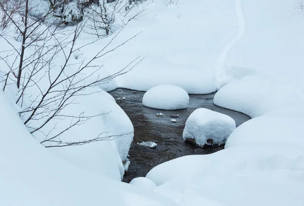 Brook en invierno Cárpatos ucranianos Montañas . — Foto de Stock