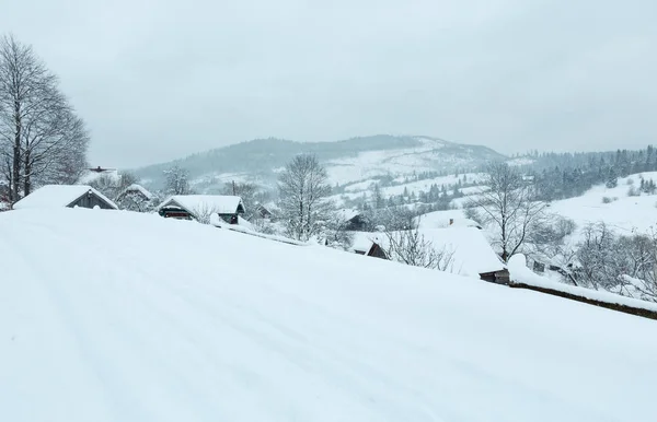 Inverno ucraniano montanhas dos Cárpatos paisagem . — Fotografia de Stock