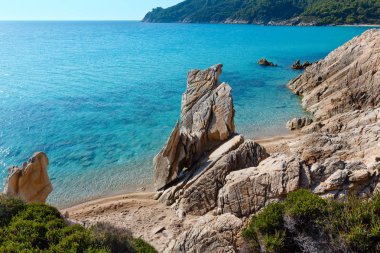 Yaz Sithonia kayalık sahil, Yunanistan. 