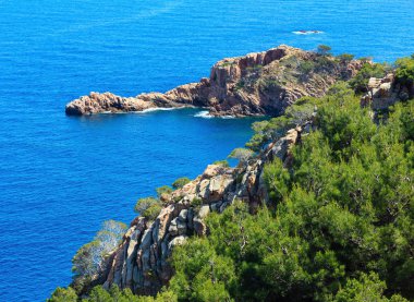 Yaz deniz kayalık sahil manzaralı (İspanya).