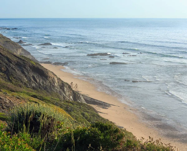 Oceánu večerní pohled přes pláž (Algarve, Portugalsko). — Stock fotografie