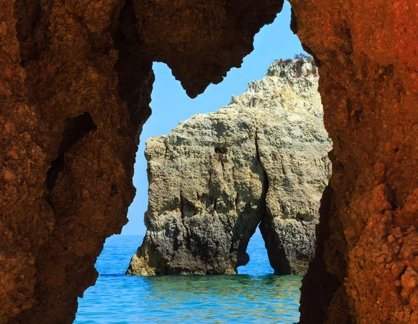 Klipporna nära stranden (Algarve, Portugal) — Stockfoto