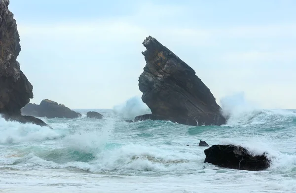 Costa Atlântica vista em tempo nublado, Portugal . — Fotografia de Stock