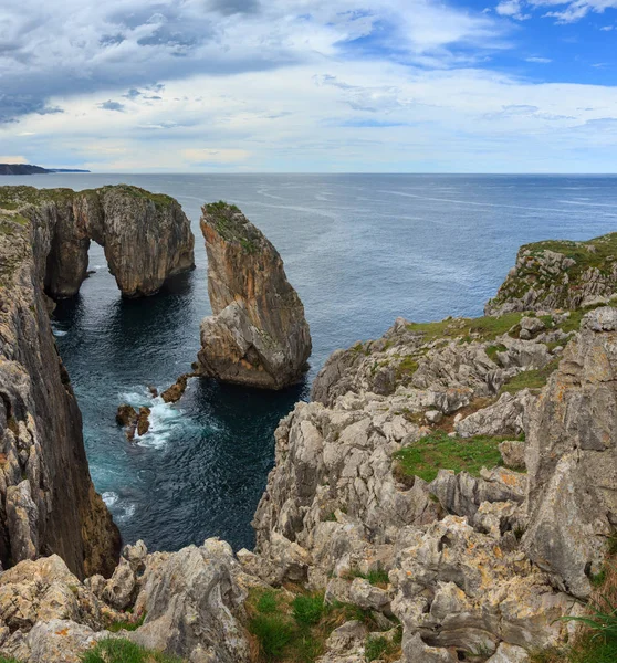 湾的岩石海岸西班牙. — 图库照片