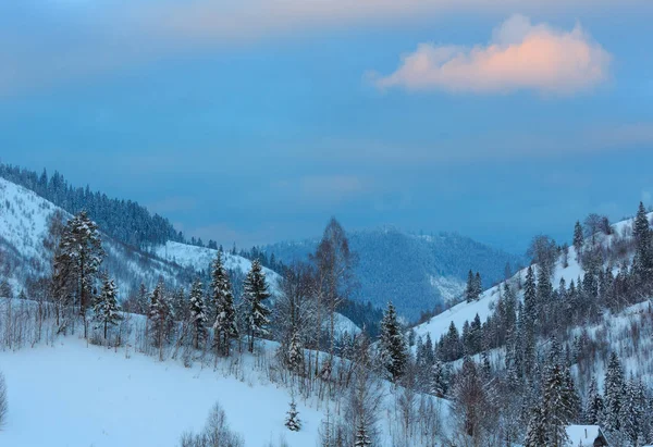 Solnedgång vinter ukrainska Karpaterna landskap. — Stockfoto