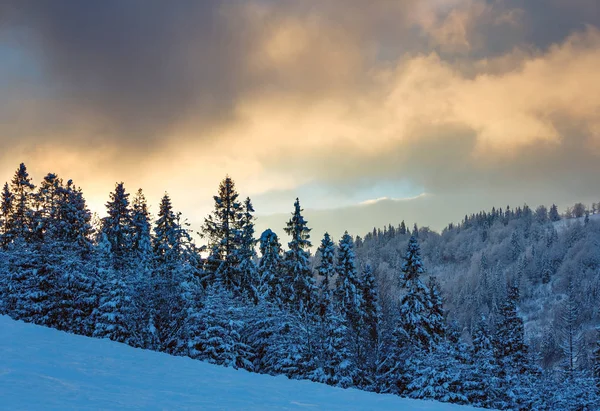 Twilight Winter Mountains landschap. — Stockfoto