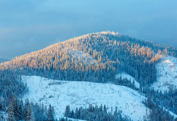 Abend Winter ukrainischen Karpaten Landschaft. — Stockfoto