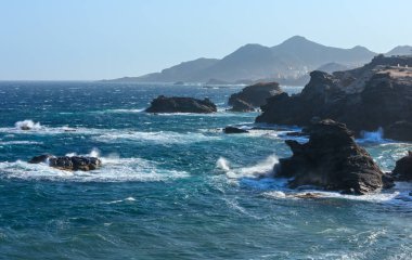 Atlantik Okyanusu fırtınalı görünümü, Costa Blanca, İspanya. 