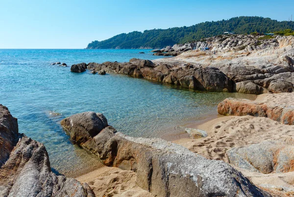 Letní Sithonia skalnaté pobřeží, Řecko. — Stock fotografie