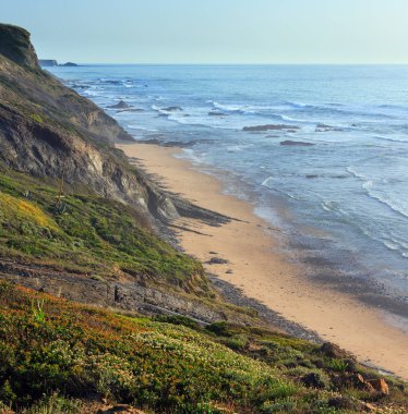 Akşam okyanus plaj (Algarve, Portekiz).