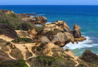 Atlantik kayalık sahil görünümü (Algarve, Portekiz).