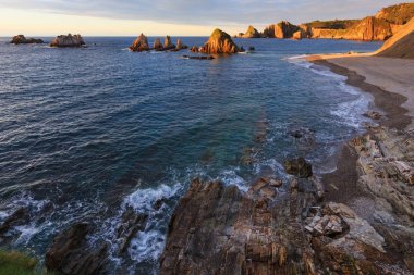 Gueirua plaj gün batımında, Asturias, İspanya.