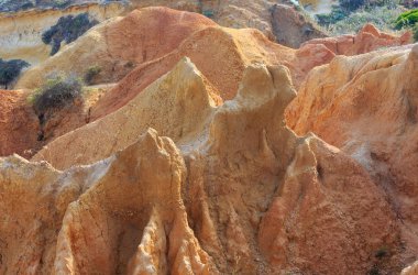 Yaz Atlantik sahil görünümü (Albufeira, Portekiz).