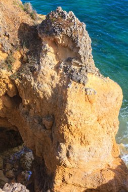 Atlantik kayalık sahil görünümü (Algarve, Portekiz).