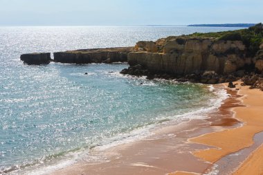 Atlantik kayalık sahil görünümü (Algarve, Portekiz).