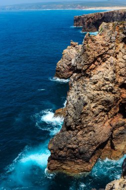 Kayanın üzerinde leylek yuvası.