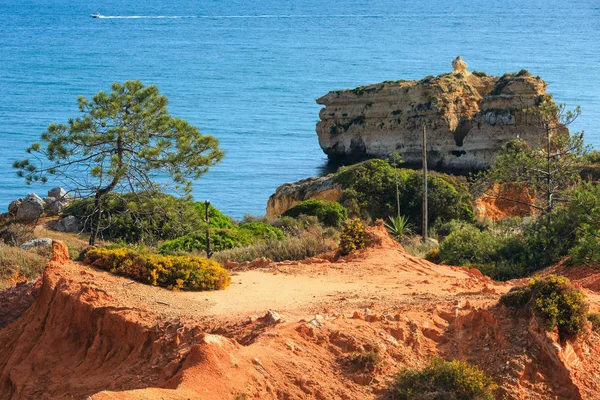 Вид на Атлантическое побережье летом (Альбукерра, Португалия) ). — стоковое фото