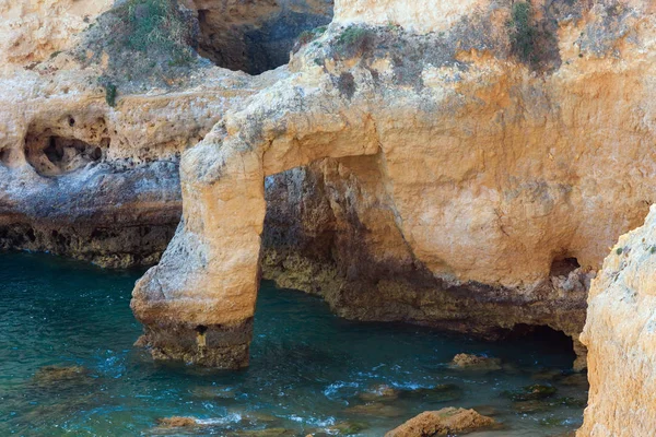 Atlantik kayalık sahil görünümü (Algarve, Portekiz). — Stok fotoğraf