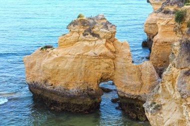 Atlantik kayalık sahil görünümü (Algarve, Portekiz).