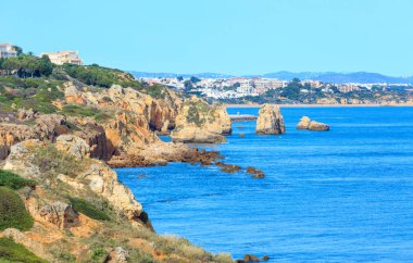 Atlantik kayalık sahil görünümü (Albufeira, Algarve, Portekiz).