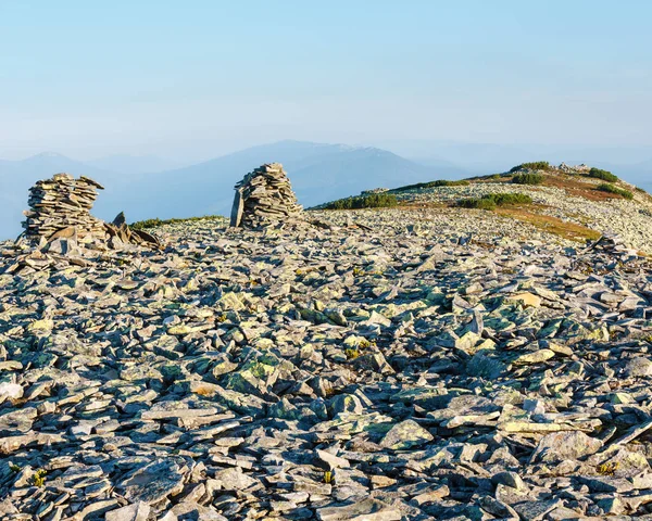 Verano mañana vista a la montaña (Cárpatos, Ucrania ). —  Fotos de Stock