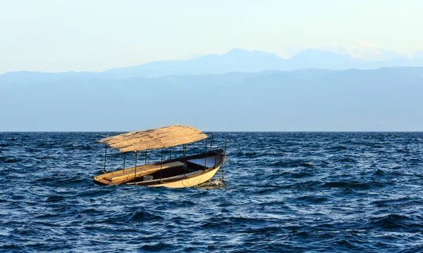 Meer van Ohrid mistige uitzicht. — Stockfoto