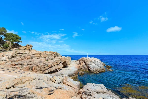 Skaliste wybrzeże Morza Śródziemnego, Hiszpania. — Zdjęcie stockowe