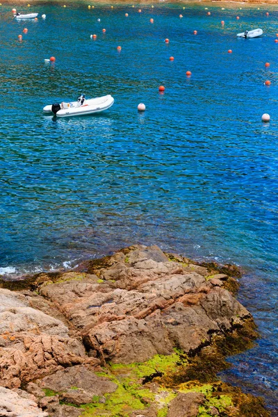 Boote in Bucht, Spanien. — Stockfoto