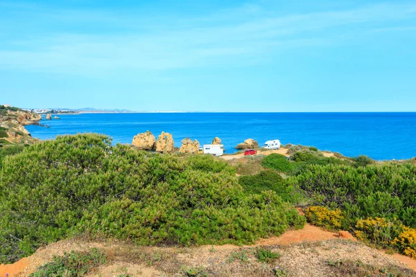 Vue sur la côte rocheuse de l'Atlantique (Albufeira, Algarve, Portugal ). — Photo