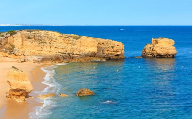 Atlantik kayalık sahil görünümü (Algarve, Portekiz).