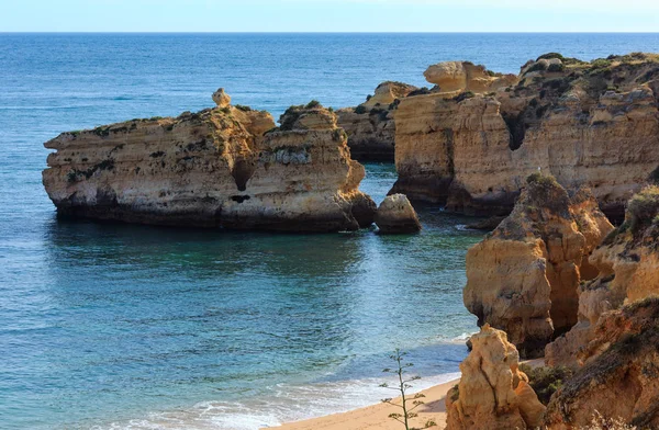Vista sulla costa rocciosa atlantica (Algarve, Portogallo ). — Foto Stock