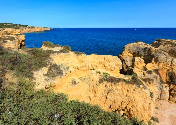 Skalnaté pobřeží Atlantického oceánu (Algarve, Portugalsko). — Stock fotografie