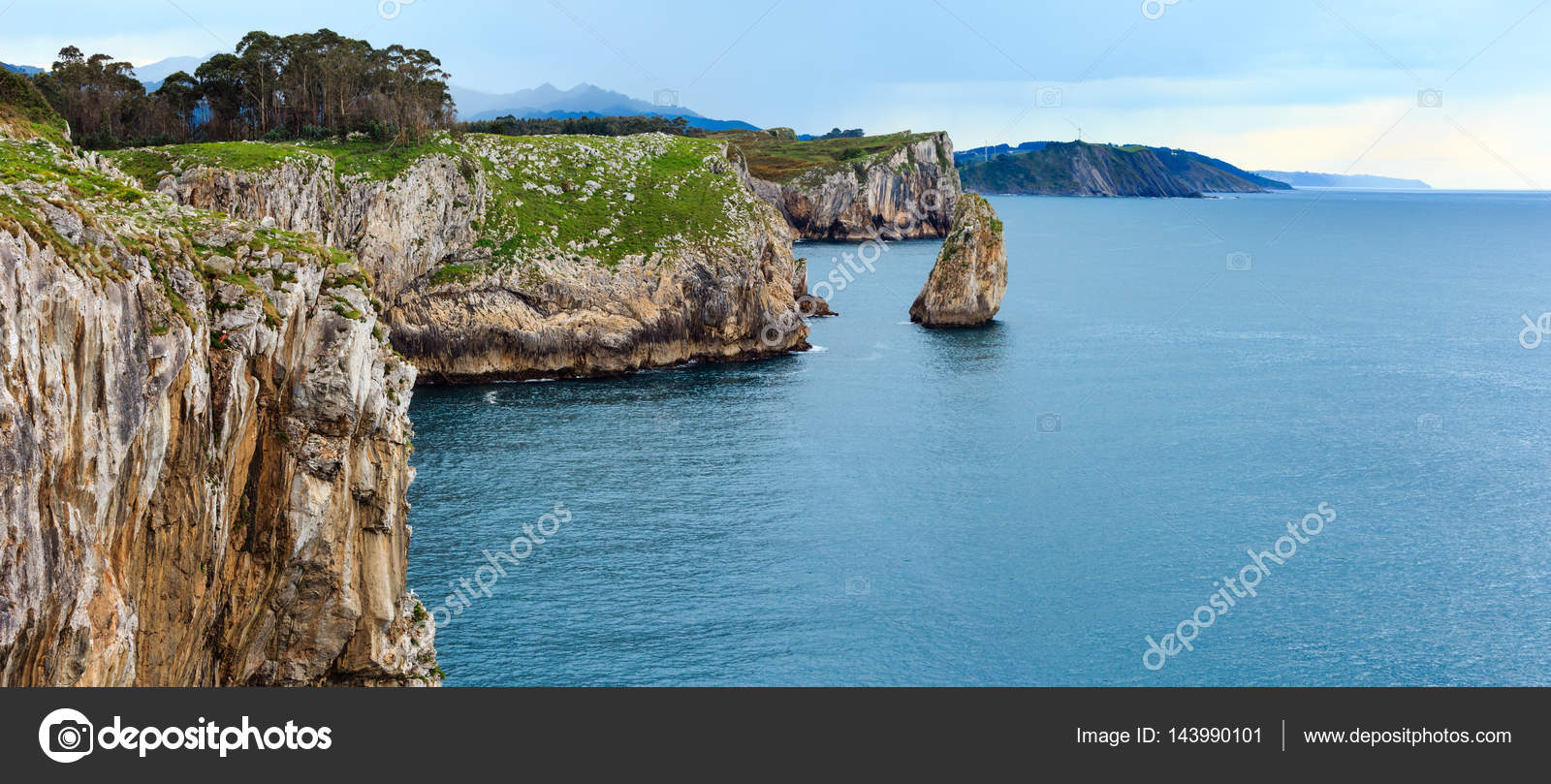Bay of Biscay rocky coast, Spain. — Stock Photo © wildman 143990101