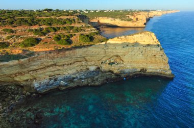 Yaz Atlantik kayalık sahil şeridi (Portekiz).